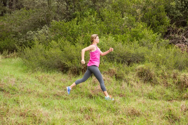 Güzel sarışın atlet koşu — Stok fotoğraf