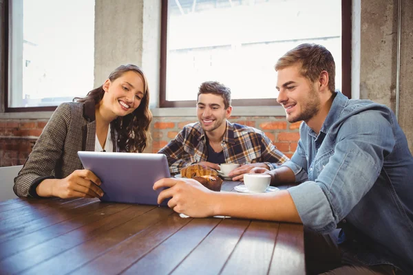 Amigos sosteniendo tableta — Foto de Stock