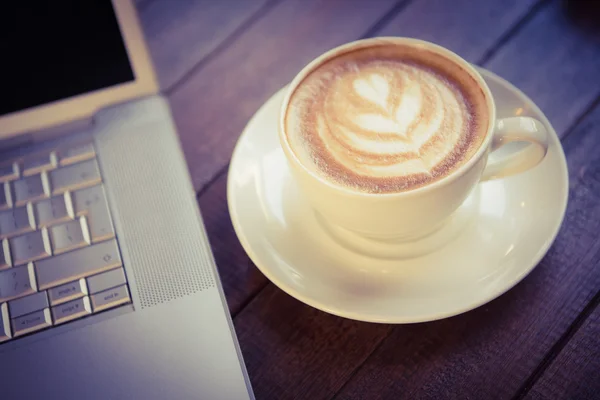 Kopp cappuccino med kaffe art — Stockfoto