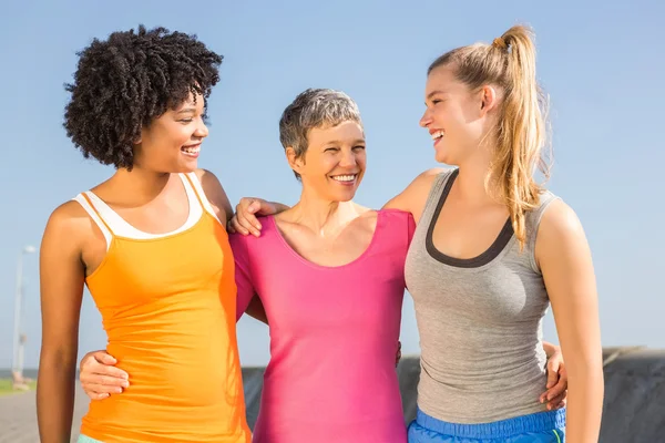 Vrouwen glimlachen bij elkaar — Stockfoto