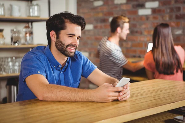 Junger Mann benutzt sein Handy — Stockfoto