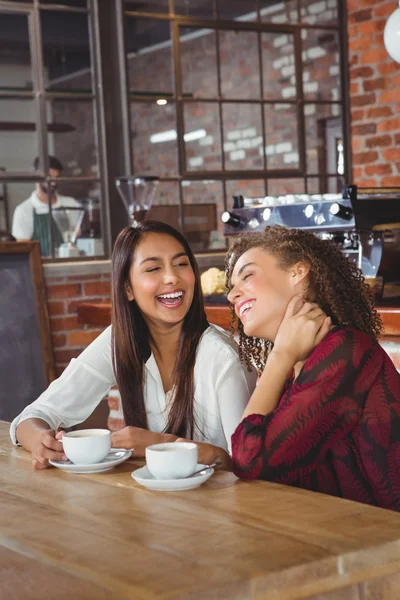 Amigos do sexo feminino tomando café — Fotografia de Stock