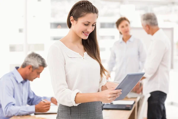 Zakenvrouw met behulp van Tablet PC in een vergadering — Stockfoto