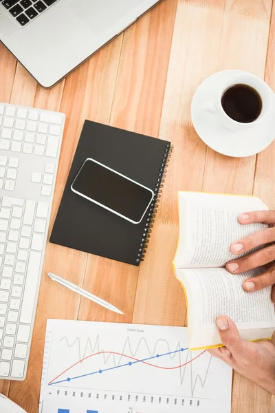 Zakenman lezen boek op houten bureau — Stockfoto