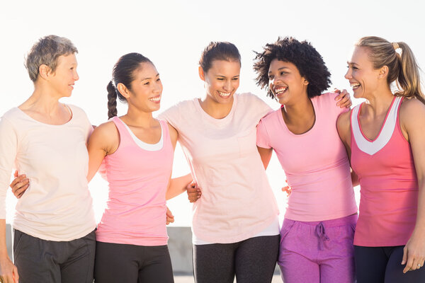 Mujeres vestidas de rosa para el cáncer de mama — Foto de Stock