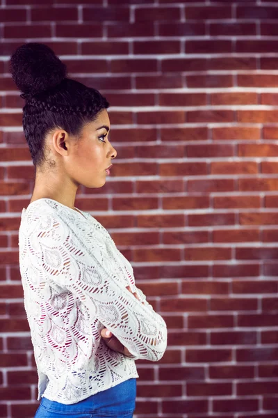 Mujer seria mirando hacia otro lado —  Fotos de Stock