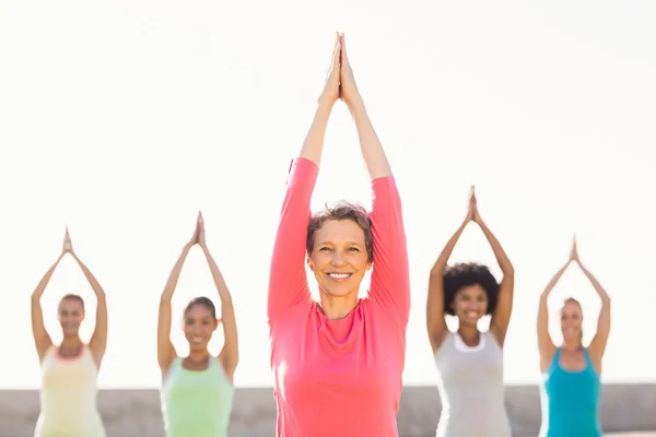 Donne che fanno yoga in classe di yoga — Foto Stock