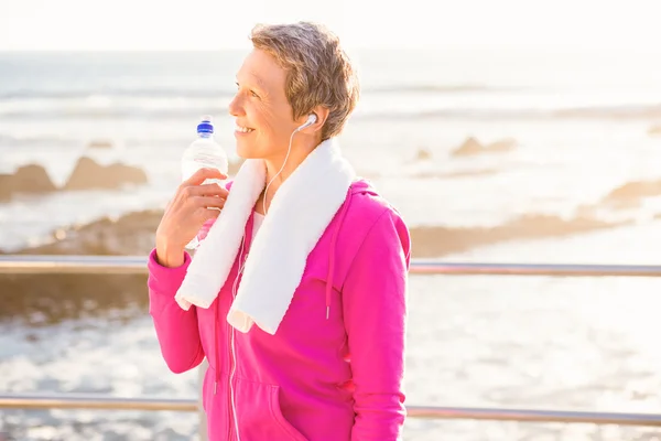 Sportieve vrouw met fles water — Stockfoto