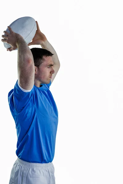 Jugador de rugby a punto de lanzar una pelota de rugby — Foto de Stock