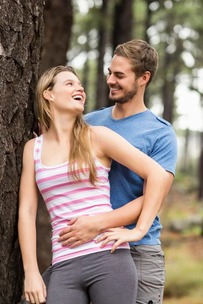 Feliz excursionista pareja riendo — Foto de Stock