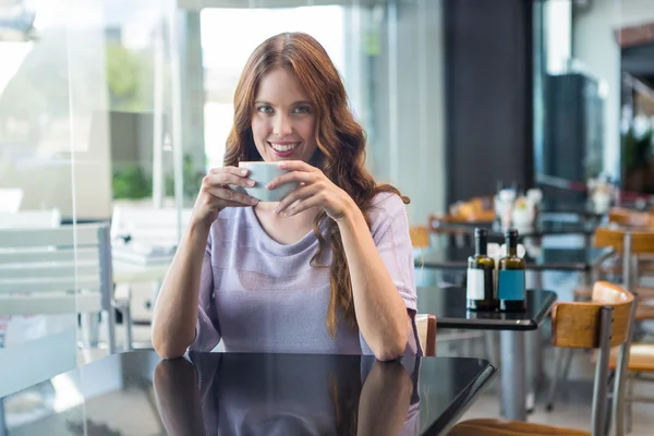 Hübsche Brünette genießt einen Kaffee — Stockfoto