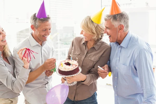 Geschäftsleute feiern Geburtstag — Stockfoto