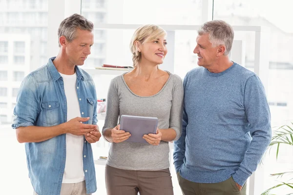 Colleghi d'affari sorridenti discutono — Foto Stock