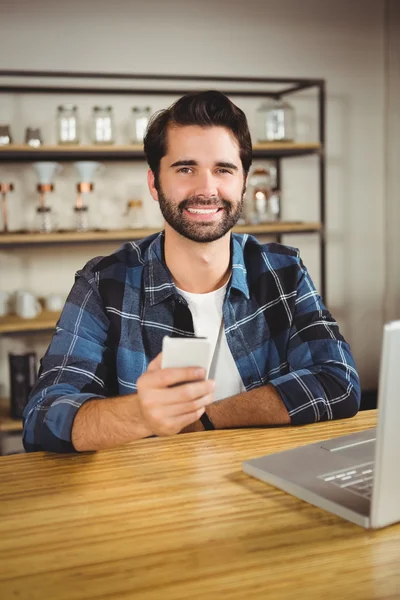 Estudante desfrutando de um café — Fotografia de Stock