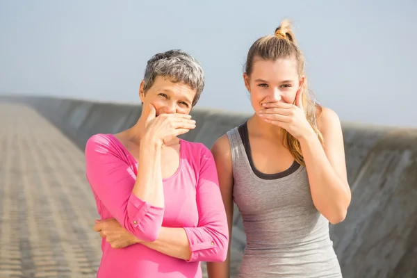 Moeder en dochter lachen. — Stockfoto