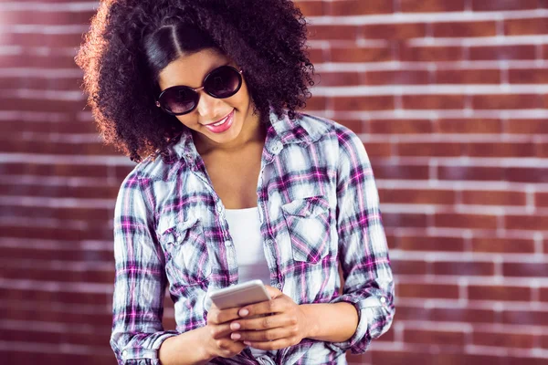 Hipster with sunglasses texting — Stock Photo, Image