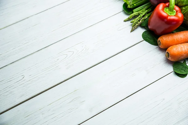 Línea de verduras en la mesa —  Fotos de Stock