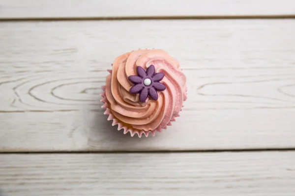 Delicioso cupcake en una mesa — Foto de Stock