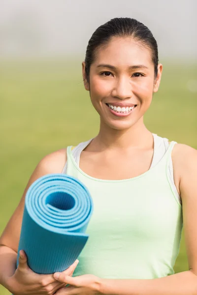 Woman holding exercise mat — Stock Photo, Image
