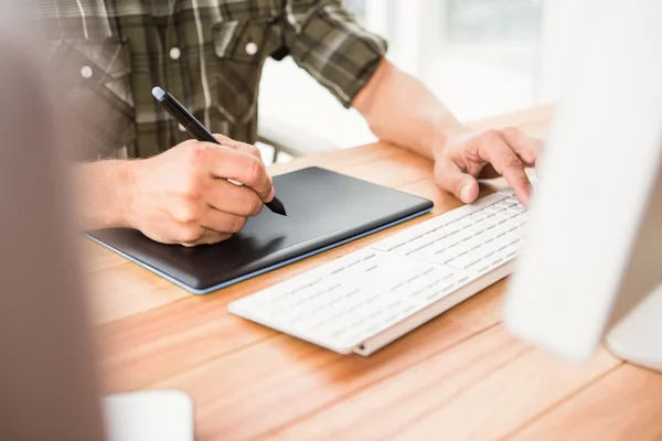 Ontwerper met behulp van computer en digitizer — Stockfoto