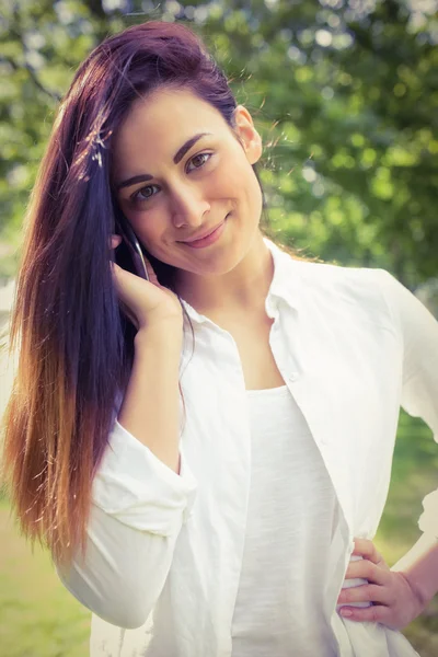 Brunette dans le parc faire un appel — Photo