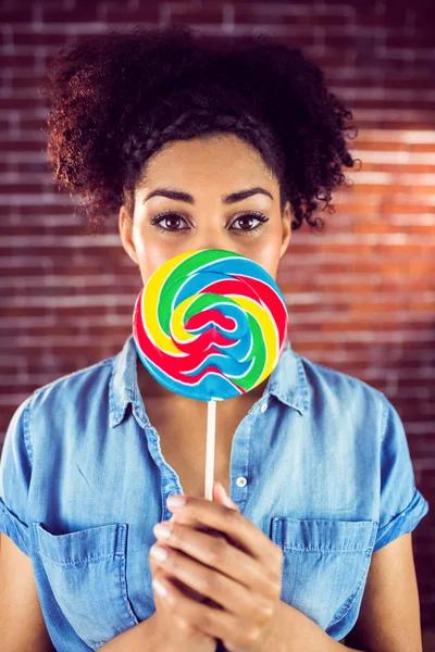 Vrouw met een gigantische lolly — Stockfoto