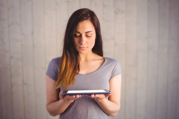 Ładna brunetka trzymając tablet pc — Zdjęcie stockowe