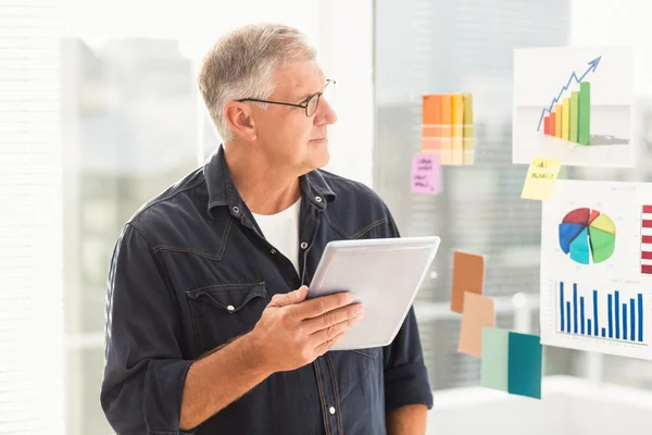 Zakenman op zoek stroomschema 's — Stockfoto