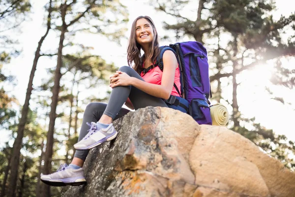 Jogger zittend op rock — Stockfoto