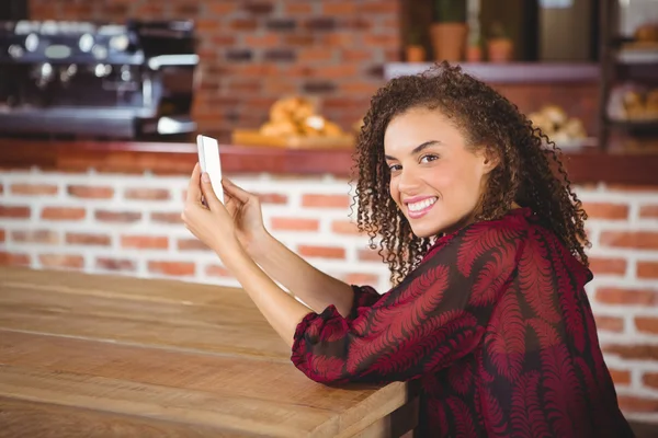 Kvinna med hjälp av smartphone — Stockfoto