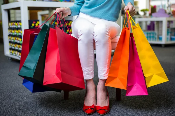 Mujer con muchas bolsas de compras — Foto de Stock