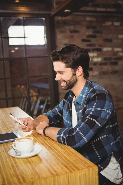 Jonge student gebruikend zijn smartphone — Stockfoto