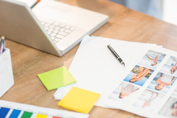 Laptop and sheet papers on a desk — Stock Photo, Image