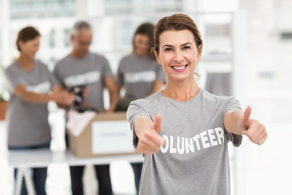 Voluntário fazendo polegares para cima — Fotografia de Stock