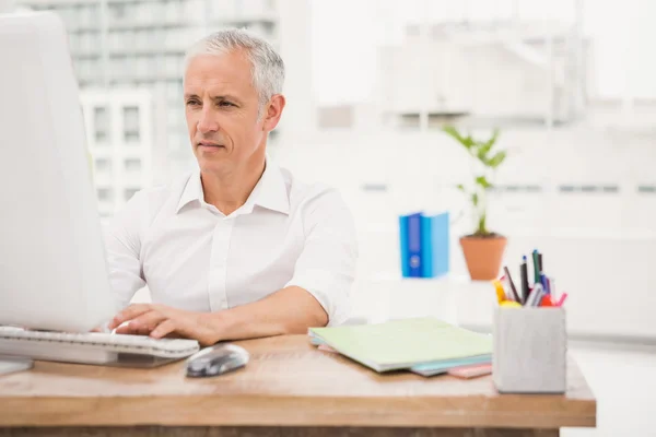 Casual affärsman arbetar med dator — Stockfoto