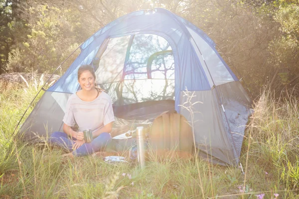 Брюнетка кемпер сидит в палатке — стоковое фото