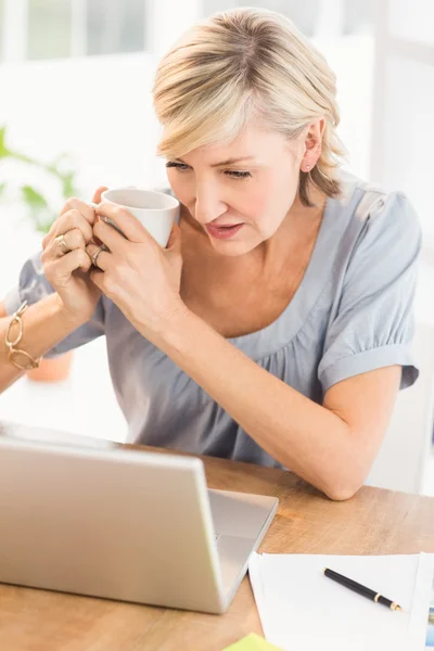 Bizneswoman pracująca na laptopie — Zdjęcie stockowe