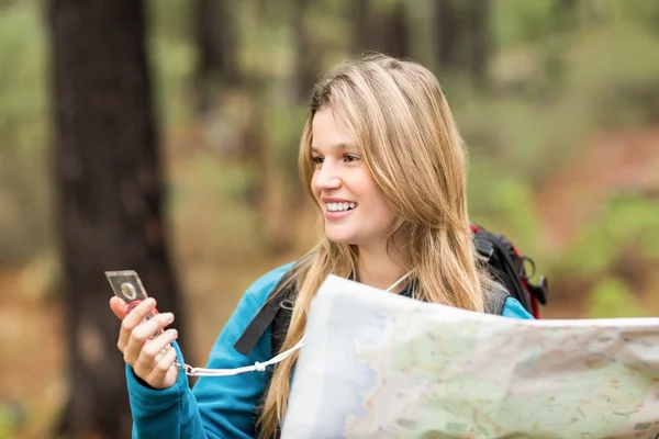 Escursionista con bussola e mappa — Foto Stock