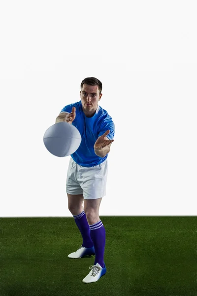 Rugbyspelare kastar en rugby boll — Stockfoto