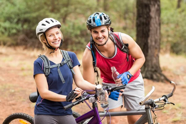 Glückliches hübsches Biker-Paar blickt in die Kamera — Stockfoto