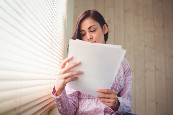 Pretty brunette reading documents — Stock Photo, Image