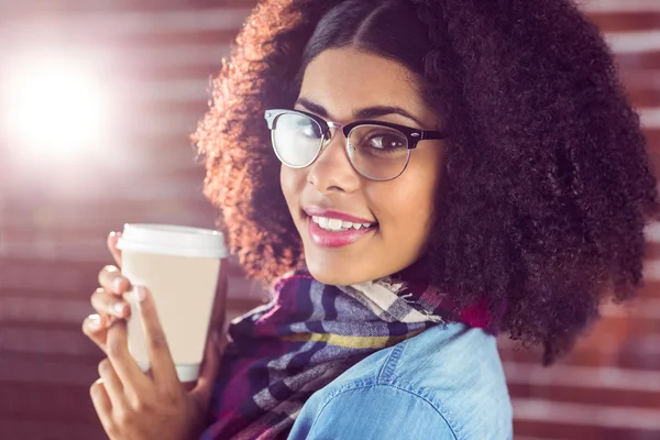 Hipster celebración de la taza para llevar — Foto de Stock