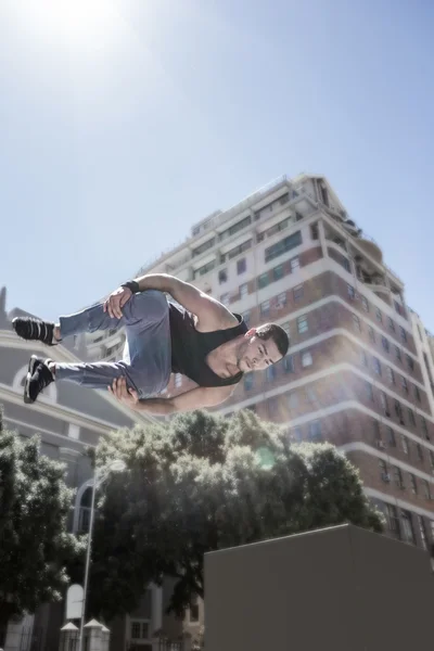 Homem fazendo free-running na cidade — Fotografia de Stock