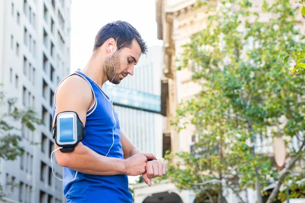 Atleta ajuste de frecuencia cardíaca reloj — Foto de Stock