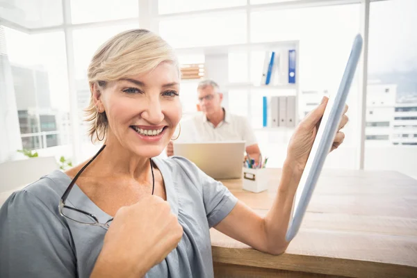 Uśmiechnięta kobieta trzymając tabletkę — Zdjęcie stockowe