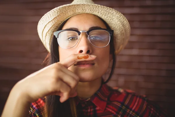 Bellissimo hipster con i baffi sul dito — Foto Stock