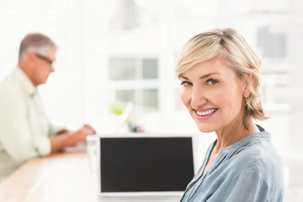 Zakenvrouw werkt aan een laptop — Stockfoto