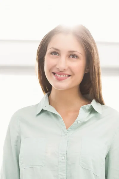 Mulher de negócios bastante casual sorrindo — Fotografia de Stock