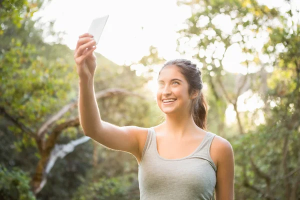 Athletische Brünette macht Selfie — Stockfoto