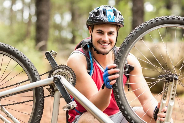 Biker reparera cykeln — Stockfoto